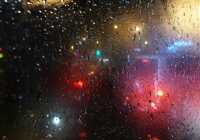 公交窗外的雨夜