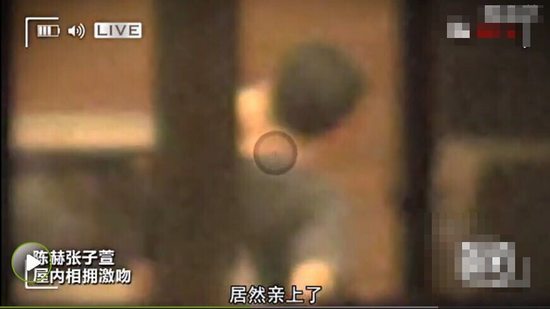 两人厨房亲吻