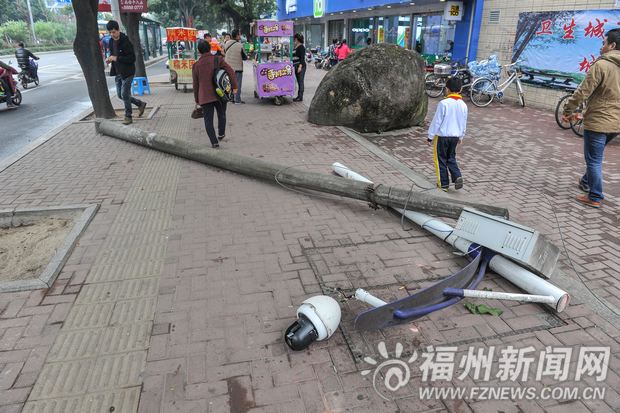 福州现惊魂一幕：水泥杆突然倒地　路人被砸重伤