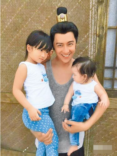 陈浩民拍挨打戏女儿心疼 片场大喊“不要打我爸”