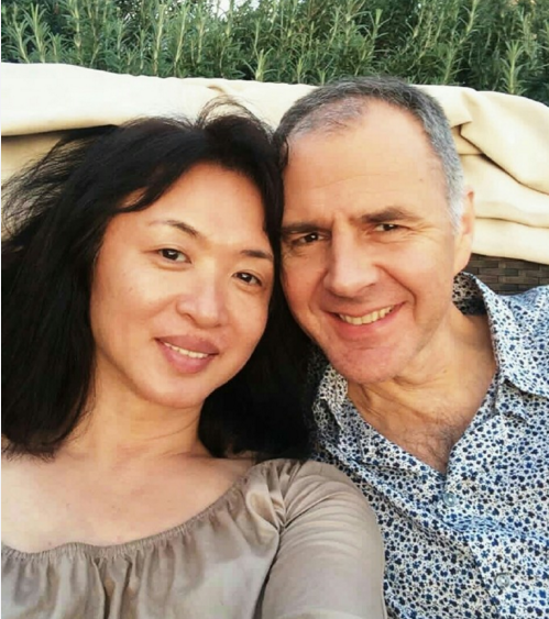 心疼！金星素颜与老公自拍 不惧露出畸形脚趾