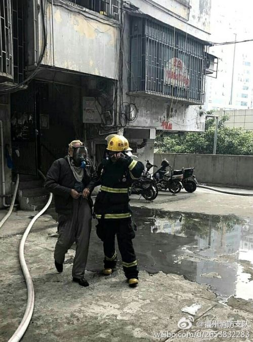 一名70多岁的困阿伯，被消防官兵成功营救。