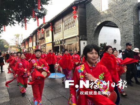 福州十邑民俗踩街秀精彩持续 坊巷腰鼓声声增年味