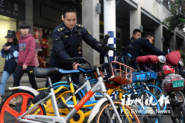 这个男人“逛街”与众不同　每天都在东街口绕圈