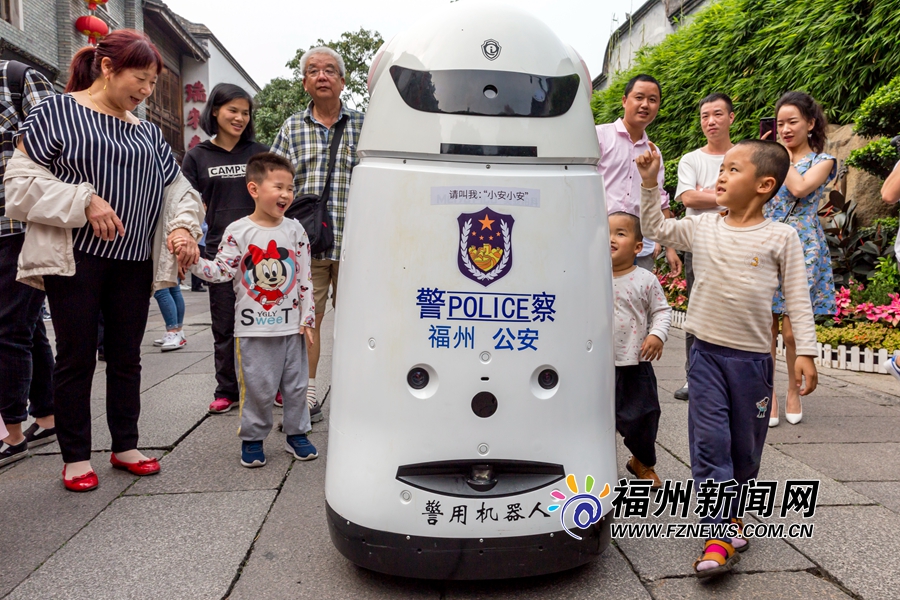 福州首台警用机器人上岗 支持自主巡逻、人机对话