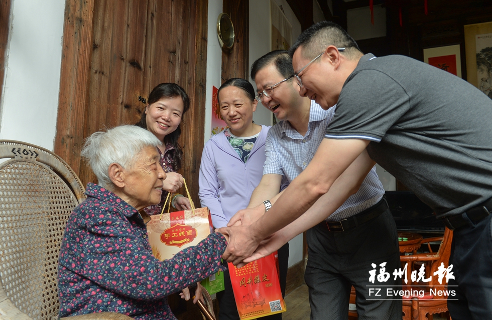 鼓楼区举办端午节活动 108岁老人喜尝爱心粽