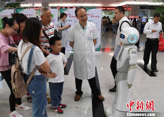 福建省首台导医机器人“小医”亮相福州